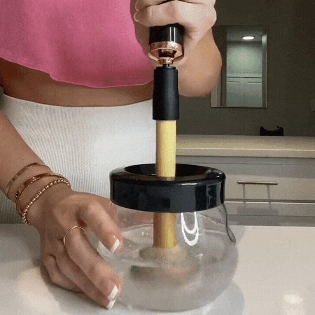 AURORA™ – La solución para limpiar tus brochas de maquillaje en segundos · Dile adiós a la suciedad y los granitos